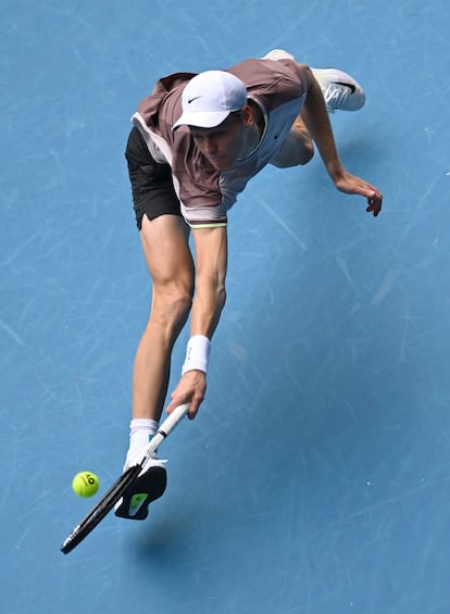 Sinner intenta devolver la pelota ante Khachanov.