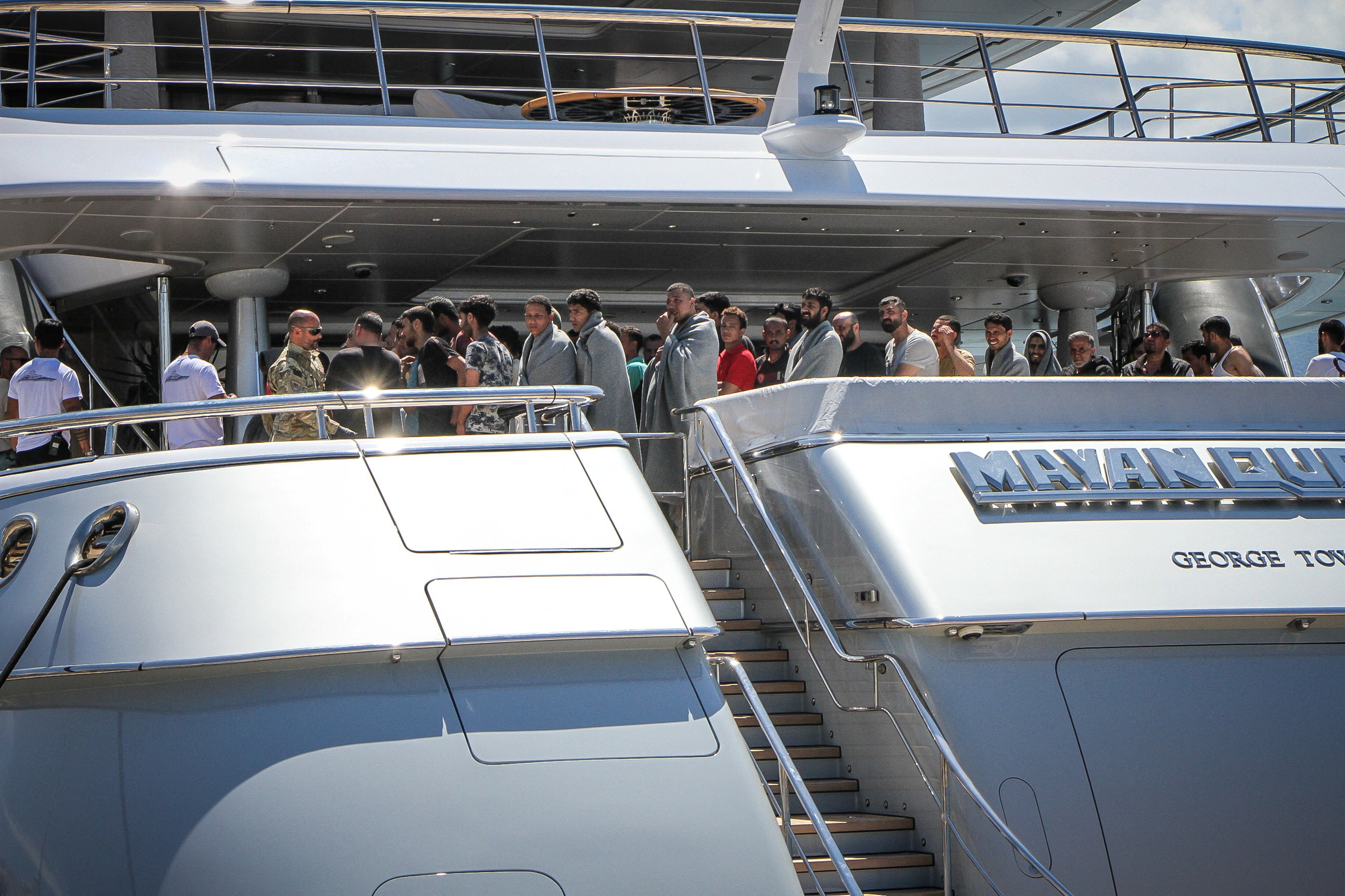 Los supervivientes a bordo del 'Mayan Queen IV', en el puerto de Kalamata (Grecia), el pasado 14 de junio.