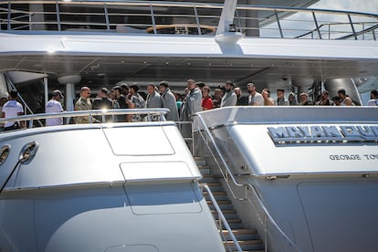 Un grupo de migrantes a bordo del 'Mayan Queen IV', en el puerto de Kalamata (Grecia), este miércoles.