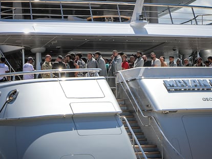 Un grupo de migrantes a bordo del 'Mayan Queen IV', en el puerto de Kalamata (Grecia), este miércoles.