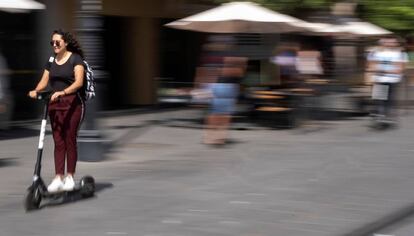 Usuarios de patinete circulan por una calle de Sevilla.