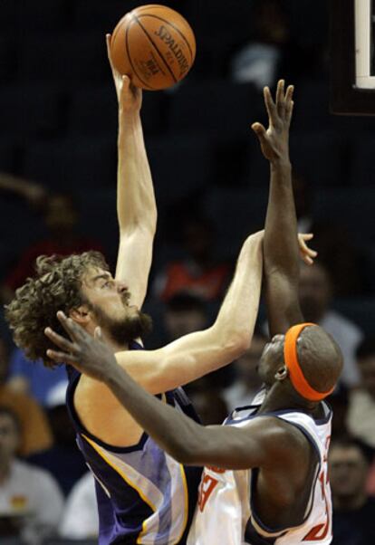 Pau Gasol lanza un gancho de izquierda ante la oposición de Jumaine Jones, de los Bobcats de Charlotte.