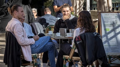 Un grupo de jóvenes, en una terraza de Valencia.