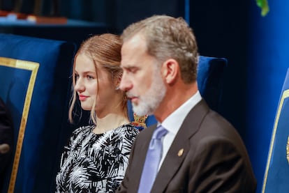 Cuando cumple 17 años, la princesa Leonor se enfrenta a un cambio de vida. Le quedan poco más de seis meses de estudios en Gales y, después, regresará a España para comenzar una formación reglada como heredera. Previsiblemente estudiará Derecho, aunque se desconoce dónde o qué itinerario seguirá, que seguramente sea personalizado de forma específica para ella. Además, también pasará por los tres ejércitos españoles, para acabar navegando en el buque escuela 'Juan Sebastián Elcano'. Una tarea que ocupará casi la próxima década de su vida.