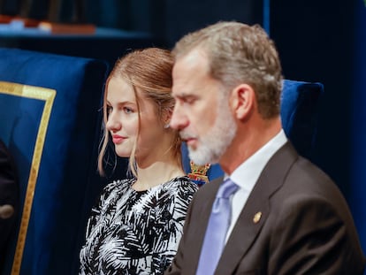 Leonor´de Borbón, junto al Rey, en los premios Princesa de Asturias, en Oviedo.