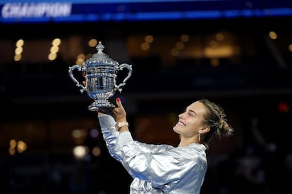 Sabalenka alza el trofeo de campeona.