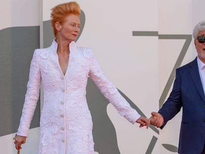 Tilda Swinton y Pedro Almódovar, a su llegada a la proyección de 'La voz humana' en la segunda jornada del festival de Venecia, este jueves.