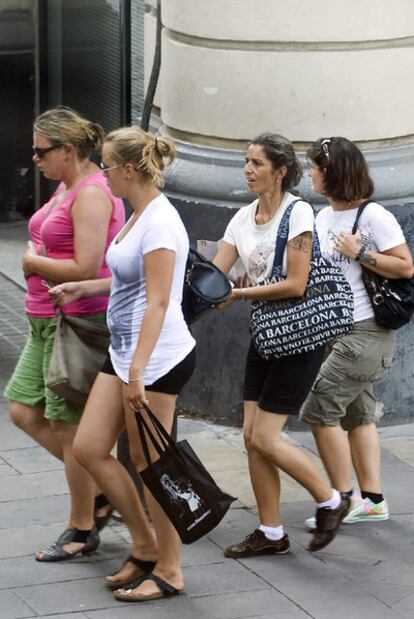 Una carterista robando a dos turistas en Barcelona, el año pasado.