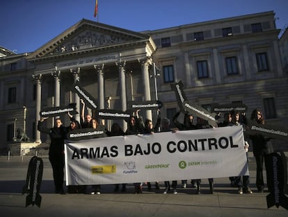 Manifestación ante el Congreso contra la venta de armas a Arabia Saudí.