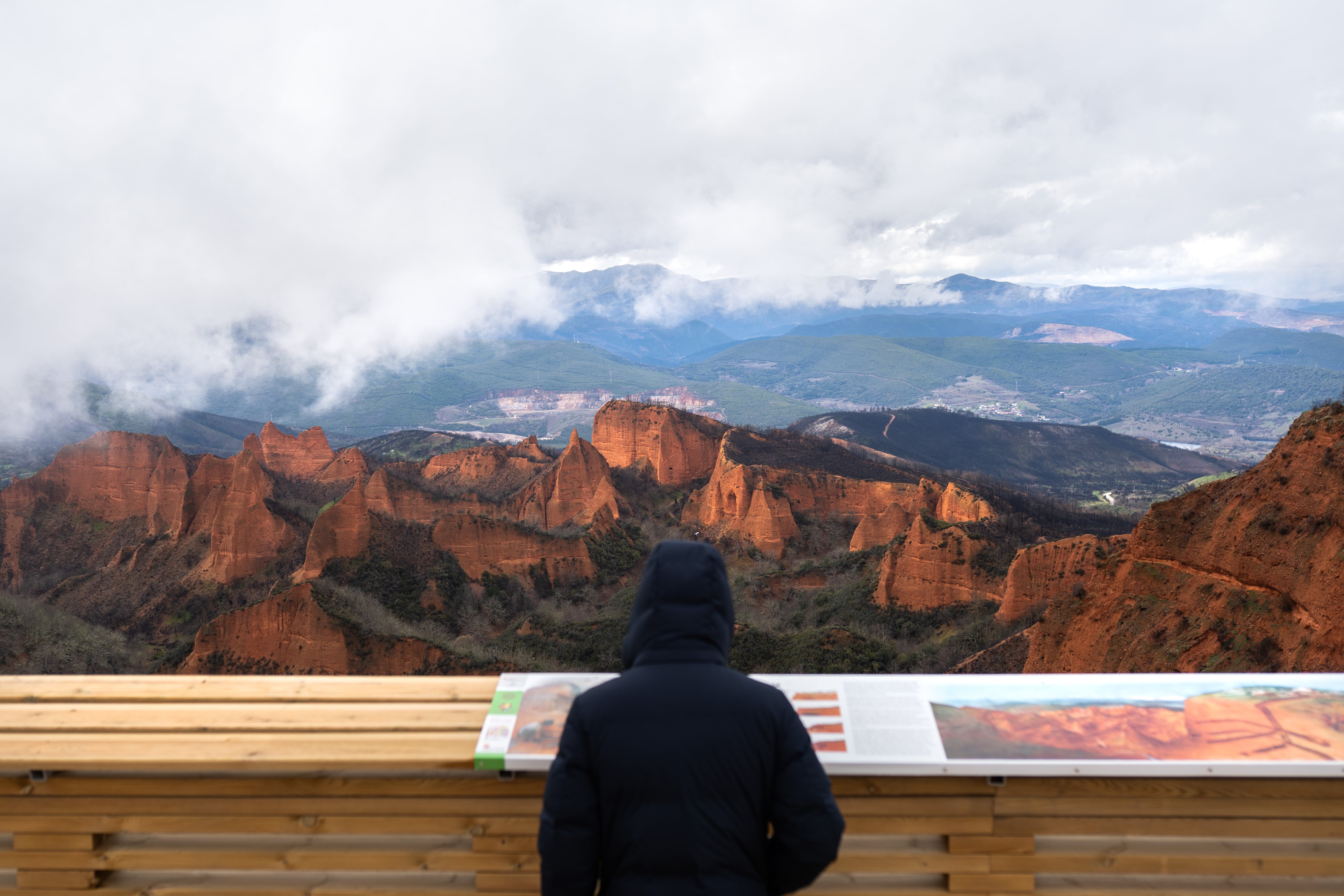 Un turista en el mirador de Las Médulas, el 27 de febrero.