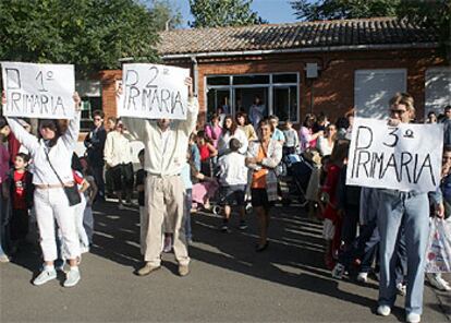 Concentración de padres de alumnos ayer ante el colegio de Valdetorres del Jarama.