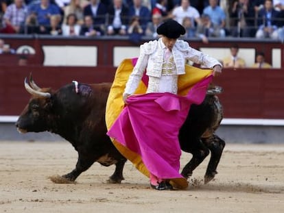  El diestro Miguel Abell&aacute;n, durante el primer toro de su tarde en la Feria de San Isidro de Madrid.