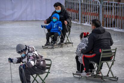 Zona de patinaje sobre hielo en un parque público de Pekín, este jueves.