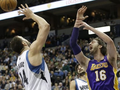 Pau Gasol, a la derecha, ante Nikola Pekovic.