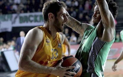 Perperoglou, con el bal&oacute;n, ante Clyburn.