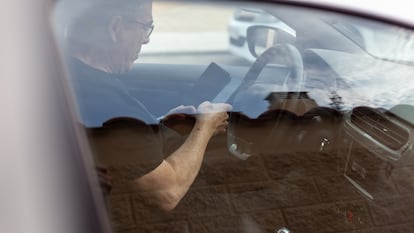 Un hombre en su auto, en una fotografía ilustrativa.