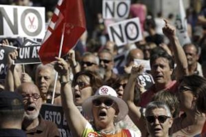 Manifestantes en la concentración de funcionarios ante la sede de la Presidencia de la Comunidad de Madrid en la Puerta del Sol, convocada hoy por los sindicatos UGT, CC.OO. y CSI-F, en protesta por los recortes anunciados por el Gobierno.