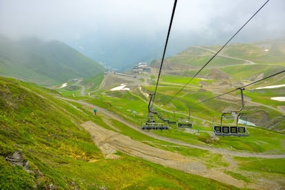 Si cruzamos la frontera por la parte central de los Pirineos podemos acercarnos a <a href="https://www.cauterets.com/es/" target="_blank"> Cauterets</a>, un destino para esquiadores en invierno (Las dos zonas de esquí de Cauterets son Pont d’Espagne y Cirque du Lys,) y para amantes de la montaña y el excursionismo durante todo el año. Lo bueno de Cauterets, frente a otras estaciones de esquí pirenaicas más grandes y famosas, es que ha sabido conservar gran parte de su carácter de antaño, con su elegante balneario y las majestuosas residencias del siglo XIX, cuando se puso de moda como centro de veraneo de montaña. Aunque lo que atrajo aquí a los primeros turistas no fueron la nieve o los senderos, sino las aguas termales, con muchas propiedades curativas. Hoy continúa la tradición en el balneario <a href="https://www.bains-rocher.fr/" target="_blank"> Les bains du Rocher</a>. Las dos zonas de esquí de Cauterets son Pont d’Espagne y Cirque du Lys. Ambas se prestan también para el senderismo cuando no hay nieve, siguiendo una red de tortuosas rutas que recorren el parque nacional de los Pirineos. La caminata más popular conduce al lago de Gaube, un lago de montaña de azul brillante al arrullo de picos recortados, mientras que otro sendero asciende hasta el refugio Wallon-Marcadau, a 1.866 metros de altitud, y otro lleva al Cirque de Lys, un anfiteatro de montaña situado 1.850 metros. .