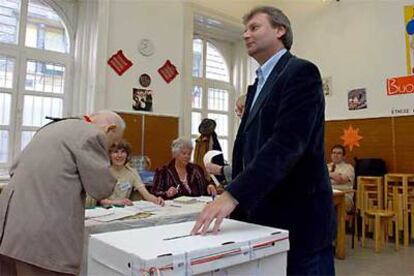 El presidente del Partido Socialista húngaro (MSZP), Istvan Hiller, introduce la papeleta en la urna durante los comicios de hoy, en Budapest.
