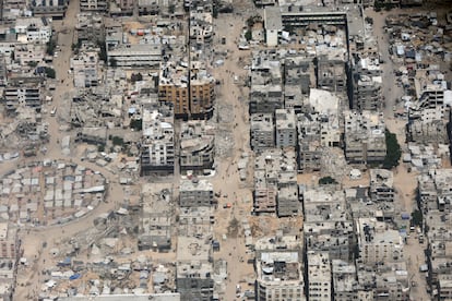 Vista aérea de Gaza desde un avión de las fuerzas aéreas jordanas cuando realiza un lanzamiento de ayuda y suministros humanitarios hoy, en Gaza.