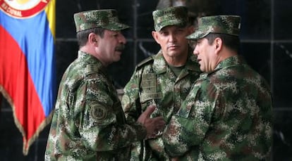 Generals Juan Pablo Rodriguez (r) and Jaime Lasprilla (c), who are named in HRW report.