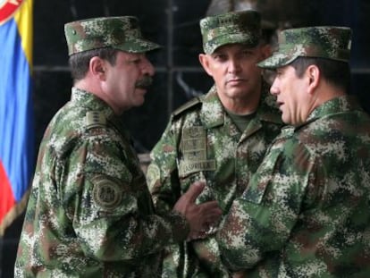 Generals Juan Pablo Rodriguez (r) and Jaime Lasprilla (c), who are named in HRW report.