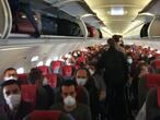 Imagen subida a  Twitter del interior del avión de Iberia Express en su vuelo a Canarias