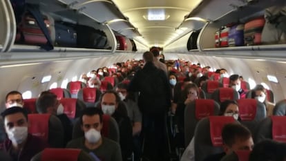 Vista del interior de la cabina del avión de un vuelo entre Madrid y Gran Canaria objeto de polémica por su alta ocupación.