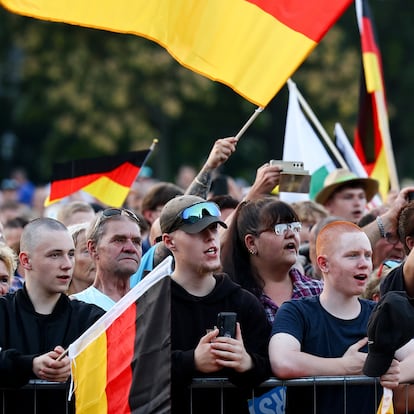 Dresden (Germany), 29/08/2024.- Supporters of far-right Alternative for Germany (AfD) party cheer during a final election campaign rally of AfD party, in Dresden, Germany, 29 August 2024. Saxony state election, voting for the regional parliament 'Landtag', will be held on 01 September 2024. (Alemania, Dresde) EFE/EPA/FILIP SINGER