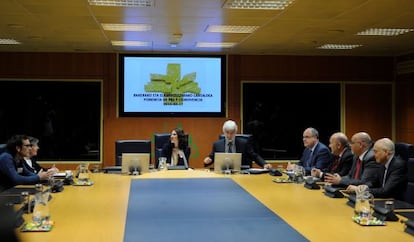 Los miembros de la ponencia, durante su constitución, con la presidenta de la Cámara, Bakartxo Tejeria y el letrado mayor, Eduardo Mancisidor (ambos al fondo).