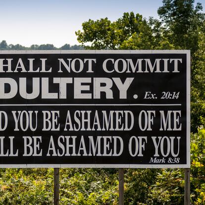 Un cartel en una carretera de Kentucky recuerda que a Dios no le gusta demasiado el adulterio.