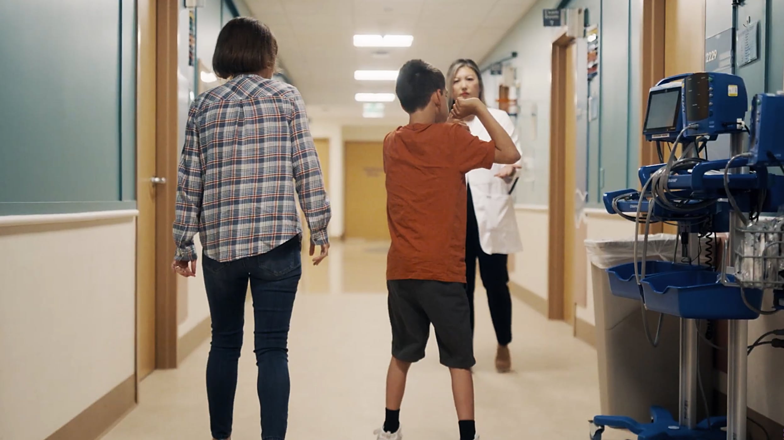 Una terapia solo para Connor: un adolescente camina por primera vez sin ayuda gracias a una ‘tirita’ genética