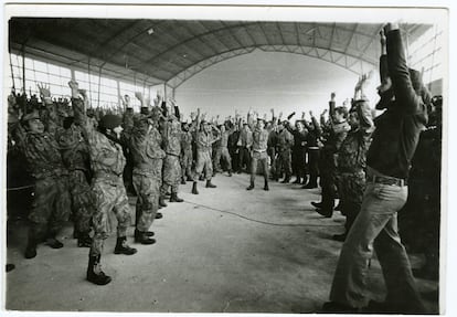 Conocido como el 'Último grito de los paras', representa la rendición de los paracaidistas de la base aérea de Tancos, que se habían sublevado contra varias decisiones de sus superiores el 25 de noviembre de 1975.