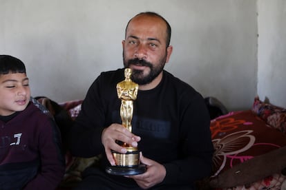 El director palestino Hamdan Ballal, uno de los directores de 'No Other Land', posa con su Oscar en su casa de Hebrón, tras la detención y paliza sufrida por las fuerzas israelíes, el 26 de marzo de 2025.