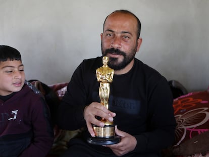 El director palestino Hamdan Ballal, uno de los directores de 'No Other Land', posa con su Oscar en su casa de Hebrón, tras la detención y paliza sufrida por las fuerzas israelíes, el 26 de marzo de 2025.