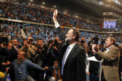El líder del PP, Mariano Rajoy, en el mitin de anoche en el Palacio de los Deportes de Madrid, abarrotado de asistentes.