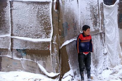 Un niño sirio permanece en el exterior de su tienda en el campamento de refugiados del valle de Bekaa, en Líbano. La Agencia de refugiados de las Naciones Unidas se muestra muy preocupada por las condiciones climatológicas que sufren cientos de miles de refugiados sirios diseminados en toda la región.