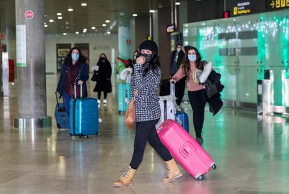 Passengers arriving at Valencia's Manises airport on a flight from London on Monday morning. 