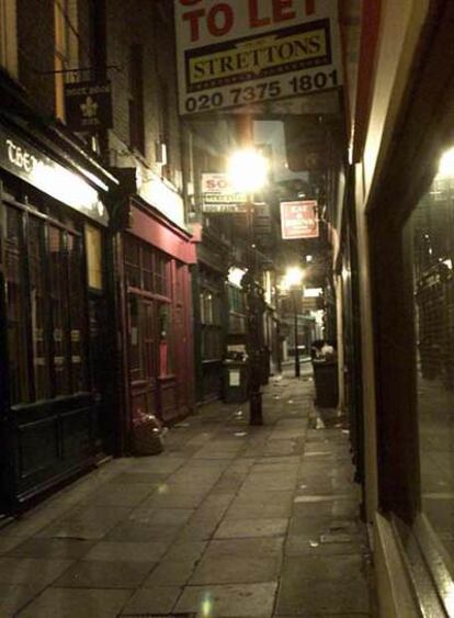 Imagen nocturna de una calle de Whitechapel, en Londres.