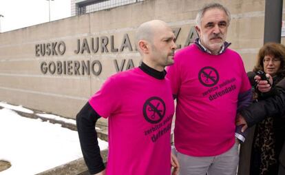 Los representantes de ELA, Ramón Uriarte (derecha), y LAB, Patxi Bengoa, realizan declaraciones a los medios ante la sede del Gobierno en Vitoria.