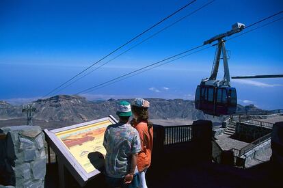 Se tarda ocho minutos en subir en teleférico a la montaña más alta de España, el pico del Teide (3.718 metros). El último tramo desde La Rambleta (3.555 metros), la estación terminal de la cabina, hasta la cumbre del volcán está restringido por seguridad y medidas de conservación. Además de la senda a la cumbre del cráter se pueden realizar dos recorridos, esta vez sin necesidad de permiso especial, hacia los miradores de La Fortaleza, al norte, y el Pico Viejo, al sur. La estación base del teleférico es accesible por carretera y está situada a 2.356 metros de altitud.