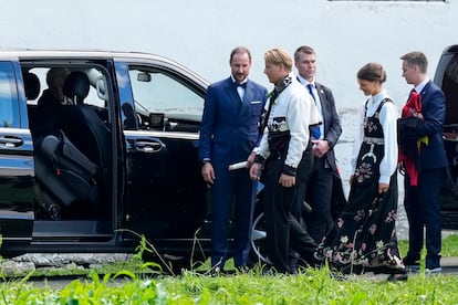 Gracias a la boda también se ha visto por primera vez a la novia de Sverre Magnus (18 años), Amalie Giæver Macleod, detrás de él en la foto.