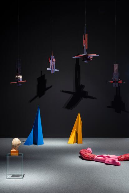 Vista de la exposición "Lo que pesa una cabeza". De izquierda a derecha y de arriba a abajo: Aurèlia Muñoz, 'Móbils' (1988-1989), dos obras de Maria Belén Morales, 'Pirámide Atlántica' (1986) y 'Núcleo Ocre' (1996), y Victoria Encinas, 'Pieza cinestésica' (2008).