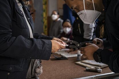 Las autoridades electorales informaron que implementarán más de 70 medidas sanitarias, entre ellas que solo dos votantes permanecerán en la casilla de votación y cada persona que ingrese a esta debe usar obligatoriamente cubrebocas.