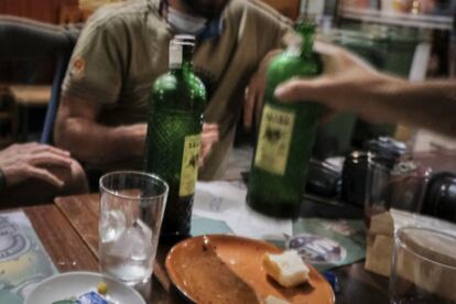 Un grupo de personas almuerza durante el día del chupinazo en un bar de Pamplona.