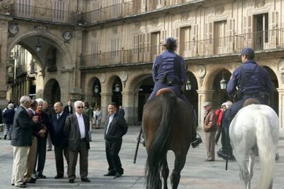 Dos policías a caballo vigilan ayer la Plaza Mayor de Salamanca.