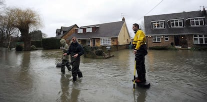 Un bombero subido a una plataforma en medio de una calle inundada en la localidad de Wraysbury. Muchos de los residentes de esta localidad han tenido que ser evacuados. 