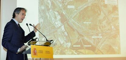 El ministro de Fomento Iñigo de la Serna, durante su intervención en la presentación del proyecto de ampliación de la estación de Madrid-Puerta de Atocha, esta mañana en el Museo Reina Sofía de Madrid.