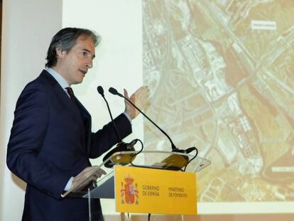 El ministro de Fomento Iñigo de la Serna, durante su intervención en la presentación del proyecto de ampliación de la estación de Madrid-Puerta de Atocha, esta mañana en el Museo Reina Sofía de Madrid.