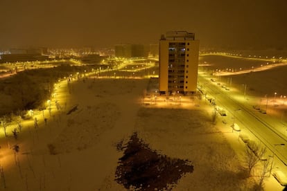 Nevada nocturna del viernes al sábado en el barrio de Salburua en Vitoria (Álava).